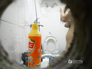 洞中偷窥邻居大奶少妇洗澡