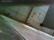 少妇撒了尿尿用擦?纸擦粉红高跟鞋
