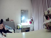 樣子很騷的老婆要換上情趣自拍一下再草逼