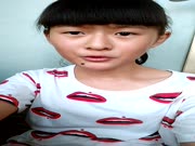 露脸可爱妹纸长着一个大美人痣 才艺展示先唱一首歌曲 然后脱光衣服展示身体 乳房圆圆的阴毛性感