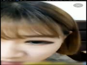 东北气质漂亮的美女主播新年送福利邀请网友一起直播啪啪,妹子太瘦小被爆操后又用道具狠插,搞的受不了了!