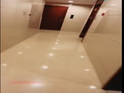 性感美女主播萌妍妍劇情演繹下班忘帶鑰匙在對面鄰居家等媽媽回來時故意勾引鄰居沙發上啪啪