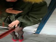 网红演绎美少妇尿急误入荒废工地小便被色保安抓住非法禁锢淫猥吹箫才让走对白有趣