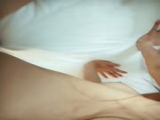 加入换妻俱乐部就能操别人的妻子 她老公来了看着自己的老婆被操特别享受的表情，淫乱4P还一边手机拍照留念