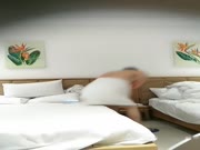 老哥越南约了个网红脸妹子，口交后入大力猛操呻吟娇喘非常诱人,白虎BB看着真干净想舔的说
