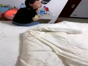 奔驰哥几万泡到的学生妹约到家中啪啪，浴室开始口交后入不过瘾，床上再来干一番