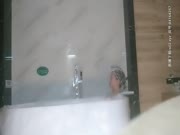 男技師酒店上門服務給年輕富姐推油按摩摳逼