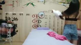 中医养生馆挂羊头卖狗肉男技师给短裙富姐推油私密处按摩刺激到妹子受不了要技师的鸡巴泄欲