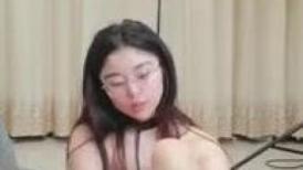 新人小少妇黑丝高跟情趣诱惑被小哥哥镜头前玩弄骚穴，撅着屁股掰开给狼友看
