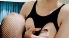 妈妈带女儿玩双飞啪啪秀 全程露脸宾馆伺候大哥 轮流给大哥口交大鸡巴 骚妈