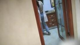 【清纯少妇致命诱惑】，30岁良家小少妇，厨房做饭被扒光，露脸，肤白风骚穴粉尤物