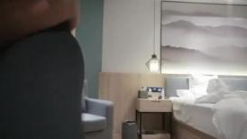 平头哥约顶级风骚外围美女  紧身裤大长腿 坐在身上搂搂抱抱  连体吊带网袜  深喉