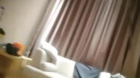 精瘦猛男网约极品兼职学生妹 ，修长美腿人廋胸大 ，搞到一半发生争执 ，老哥暴怒安抚后继续