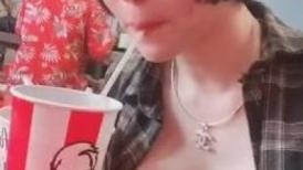 风情泰国  餐厅喝奶茶 ，爆乳美女，不穿奶罩不穿内裤，色咪咪自慰，手指扣淫穴，周围客人络绎不绝，心里爽死了吧！