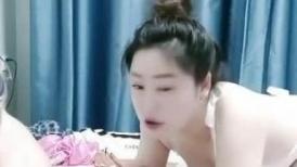 爱流水的小草莓全程露脸丝袜情趣装诱惑跟小哥激情啪啪，给小哥舔着鸡巴让小哥抠逼玩弄，压在身下爆草抽插