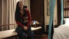 加钱哥今晚操年轻极品大奶妹，甜美型活力十足，69姿势舔逼口交，骑乘大屁股猛顶，床被搞得吱吱
