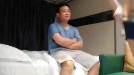 牡丹花下寻欢】新晋老哥两男一女3P，风骚小少妇，前面舔着后面扣穴，骑乘爆插边插嘴，一个操完下个继续
