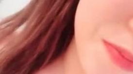 高颜值20岁，活力美少女，掏出大奶子揉捏，圆润大肥臀脱下内裤，中指扣入粉穴