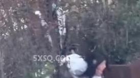 【网曝热门事件 极品奇葩】火爆全网吃瓜群众甄选 育才花园当街抠逼事件 情侣天台做爱不慎摔下楼 情侣学校 (4)