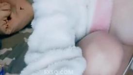 长相清纯的瘦小的妹子，剃了白虎，掰穴自慰，再和纹身男友啪啪做爱，传教士，女上位操的心花怒放