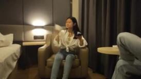 约甜美嫩妹，有点羞涩，认真的舔屌，后入插太深受不了