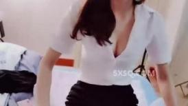黑丝高跟性感骚人妻，乖巧听话让大哥在床上随意摆弄，全程露脸口交大鸡巴，无套抽插大奶子乱晃，直接内射