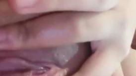 36E童颜巨乳美妞，染了一头红发，不知道吃了什么，两个车灯这么大，全裸诱惑无毛美穴，超级视角手指扣入，搞得很湿