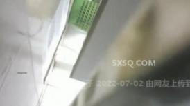 城中村筒子楼偷拍穿拖鞋的小美女