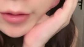 迷人的小少妇露脸黑丝情趣诱惑，狼友喜欢什么就给狼友看什么，撅着屁股捅骚穴，揉骚奶子，淫声荡语刺激狼友