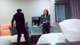 【熟女探花】，新晋探花，两个小伙第一炮就来3P，风骚美人妻，身材苗条妩媚妖娆，前后夹击轮番上场好劲爆
