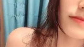 02年高颜值活泼美女，大姨妈还没走完就秀，小舌头舔着假屌，振动棒磨蹭粉穴，浪叫呻吟一脸淫荡