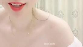 性感白皙皮肤美少妇，卧室中露脸道具自慰，特写超嫩粉穴，淫水很多大香蕉自慰