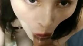 漂亮少妇吃鸡 骚的一逼 大鸡吧吃的津津有味 掩饰不住的骚劲渴望