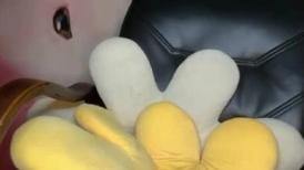 颜值不错的骚妹子一个人直播大秀，全程露脸情趣装诱惑，揉奶玩逼特写展示，抠的骚逼直流水，逼逼吸烟真刺激