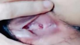 长发颜值妹妹大眼红嘴唇黑丝卧室床上自慰，岔开腿掰穴，镜头角度很好十分诱惑