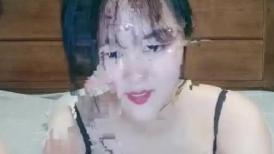漂亮单身美女下海操逼秀，吊带背心黑丝袜，站立抽插肥穴，从下往上视角拍摄撞击