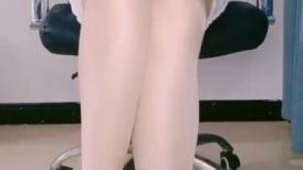 只能细品不快进，露脸狠惊艳的知性美少妇办公室喷水【跳蛋阅读 电话】丝袜大腿湿透了，站不稳 扶墙拍大腿喷水