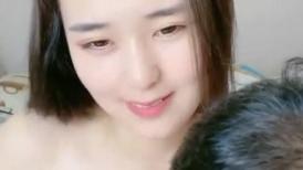 外表甜美乖巧妹子！情趣装翘起双腿摸穴！张开小嘴吸吮深喉，白嫩奶子乳交，后入肥臀爆操