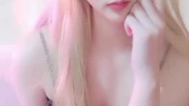 颜值不错金发美女！撩起包臀裙无毛骚穴！双指插入扣弄，按摩器假屌轮番上，爽的低低呻吟
