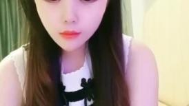 新下海~气质高挑长发妹子【今夜不离港】裤衩内塞个跳蛋震动淫穴，看表情好舒服的样子哈！！