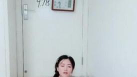 猥琐头套男老公大战高挑御姐范老婆，卧室中席地而做，后入操逼多个姿势性爱大战