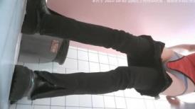 商场女厕近距离欣赏 形体教练冲劲十足的窄小洞口 喷出一条直线