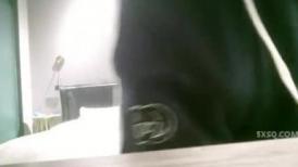 【无情的屌】，大圈外围女神，23岁甜美小姐姐，舌吻亲逼逼，这对大胸必须好评，香艳佳作必看