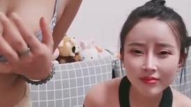 颜值美女新人姐妹花！双女浴室一起洗澡！互揉奶子呻吟，自摸小穴骚的很，洗完床上道具磨穴