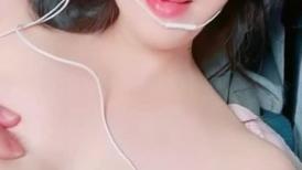 颜值眼镜御姐范美少妇和老公无套啪啪做爱，很插白虎穴第一视角手持镜头刺激，卖力深喉