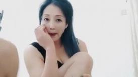 气质御姐颜值高玩的好嗨啊，跟大哥直播啪啪给狼友看，活好不粘人舔弄大鸡巴，边亲边草各种抽插淫声荡语不断
