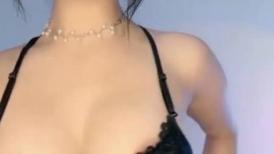 面罩网红女神！性感身材大战头套男！脱下内裤舔，按着头猛插嘴，骑乘位后入，从下往上视角