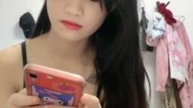 满背纹身吊带长裙！性感少女激情自慰！无毛极品肥穴，地上假屌骑坐，蜜桃美臀套弄，搞得多是水