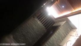经典作者躲进仿古厕所蹲守漂亮红色连衣裙，洛丽塔，大长腿，穿椰子