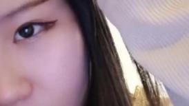 烈焰红唇网红小姐姐！躺在床上寂寞秀一段！撩起裙子掰穴，从下往上视角，手指插入猛扣